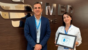 Juan Manuel Candela Moreno, gerente de IMED Elche, y Anna Baeza, Directora Médica del hospital, con el sello Quality Health (QH)